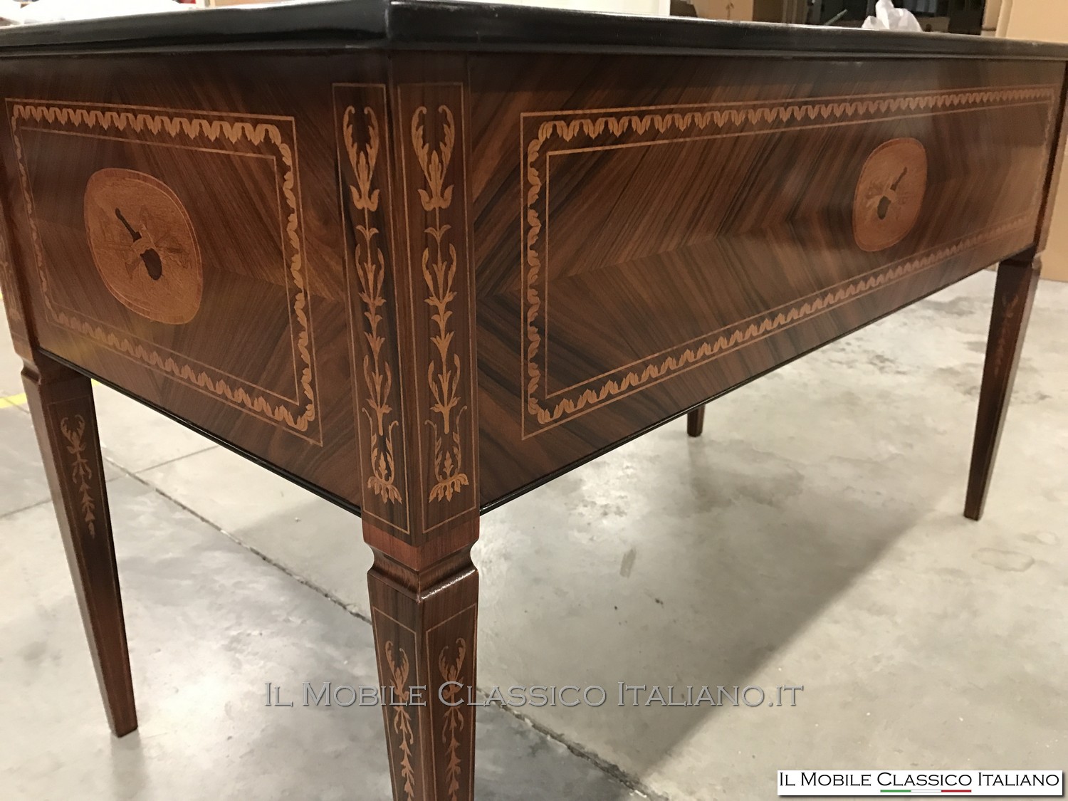 Scrivania personalizzata intarsiata